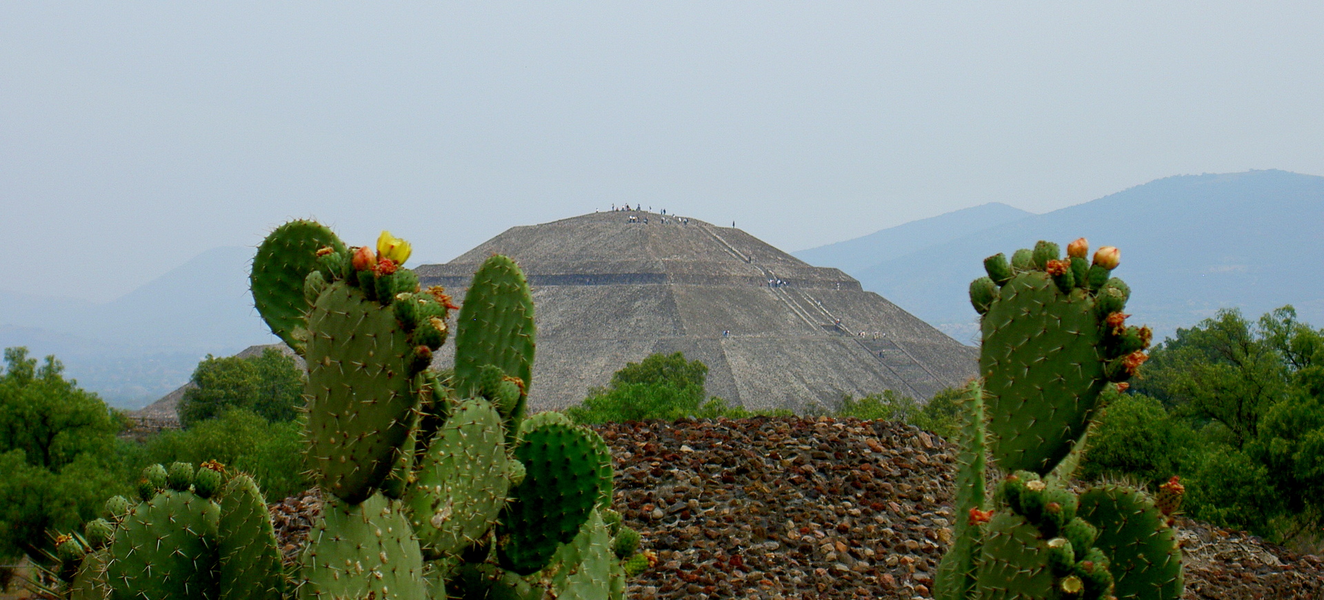 Люди на вершине пирамиды Теотиуакана